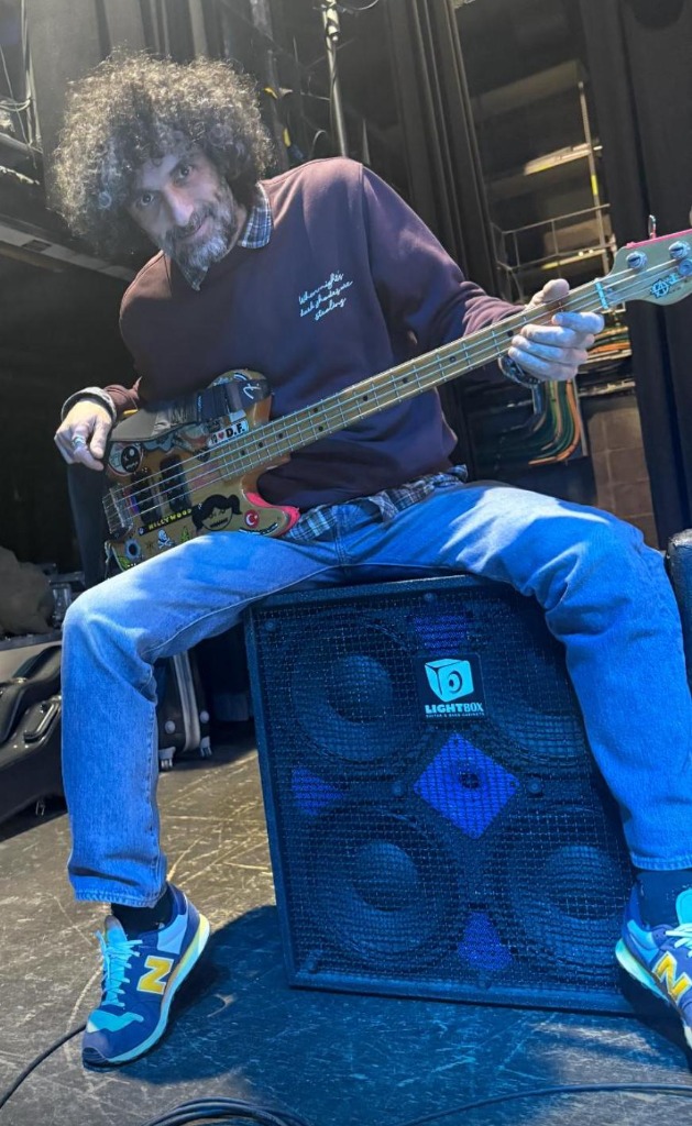 Bajista Javier Rojas con Lightbox Cabinet