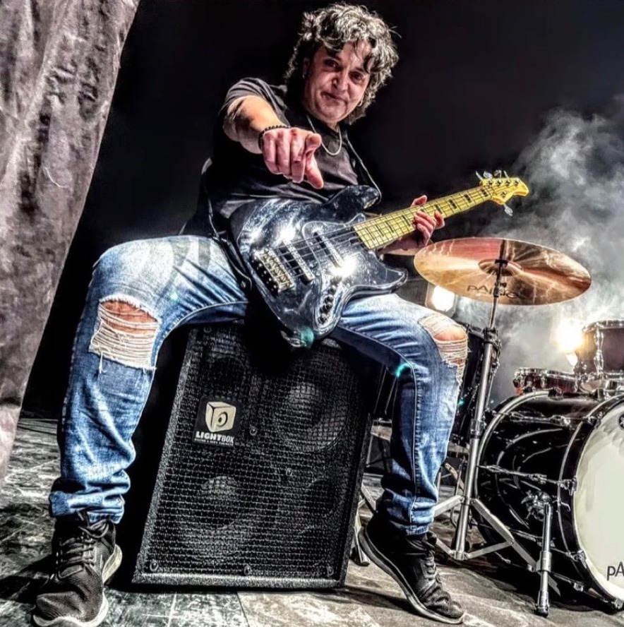 Bajista con Lightbox Cabinet