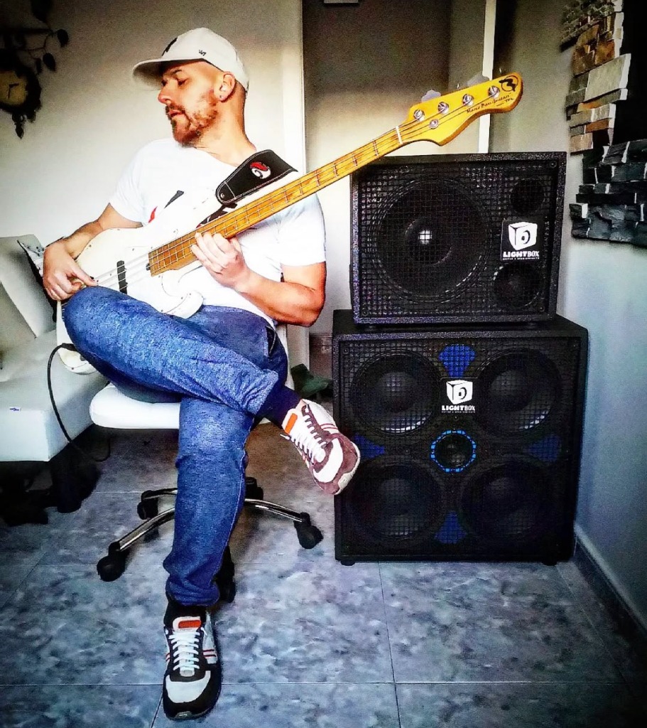 Bajista con Lightbox Cabinet