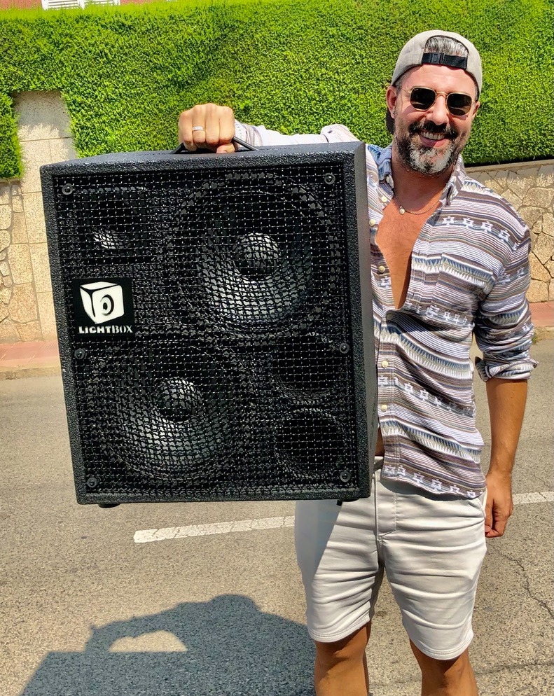 Bajista con Lightbox Cabinet