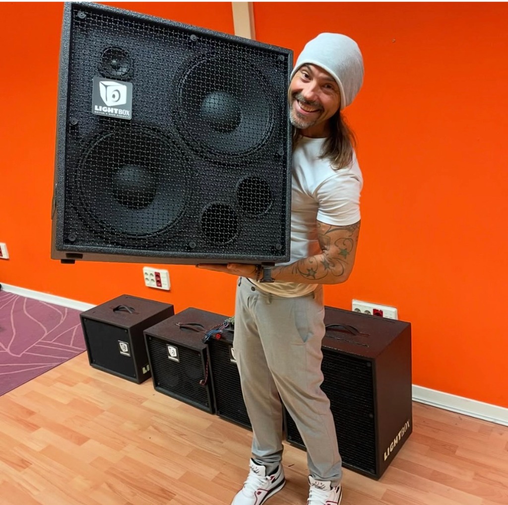 Bajista con Lightbox Cabinet